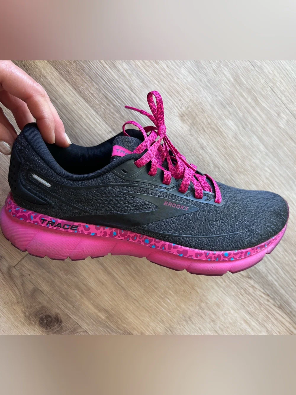 Brooks Trace 2 running shoes in Magenta/Black/Ebony, size 10 - Picture 3 of 10